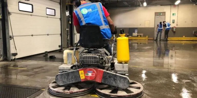 Schoonmaakmedewerker loods