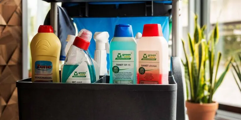 Schoonmaakmedewerker kledingwinkel