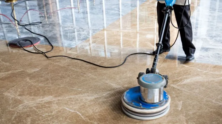 Schoonmaakmedewerker loods